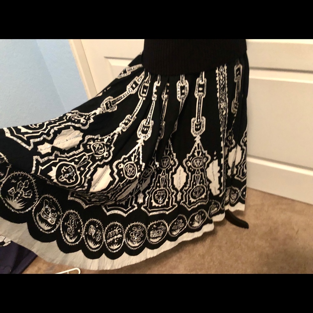 Gorgeous full skirt w sequence